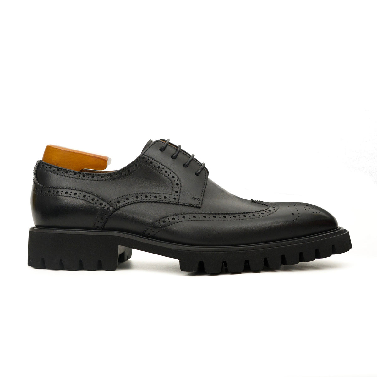 Black Glossy Lug-Sole Wingtip Derby Shoe with Toe Medallion DIVINCH