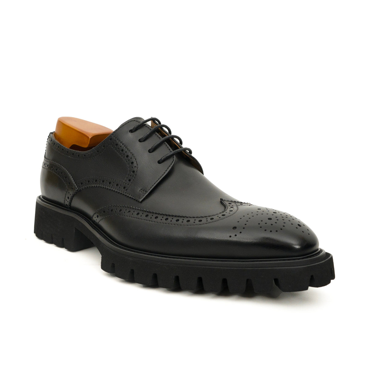 Black Glossy Lug-Sole Wingtip Derby Shoe with Toe Medallion DIVINCH