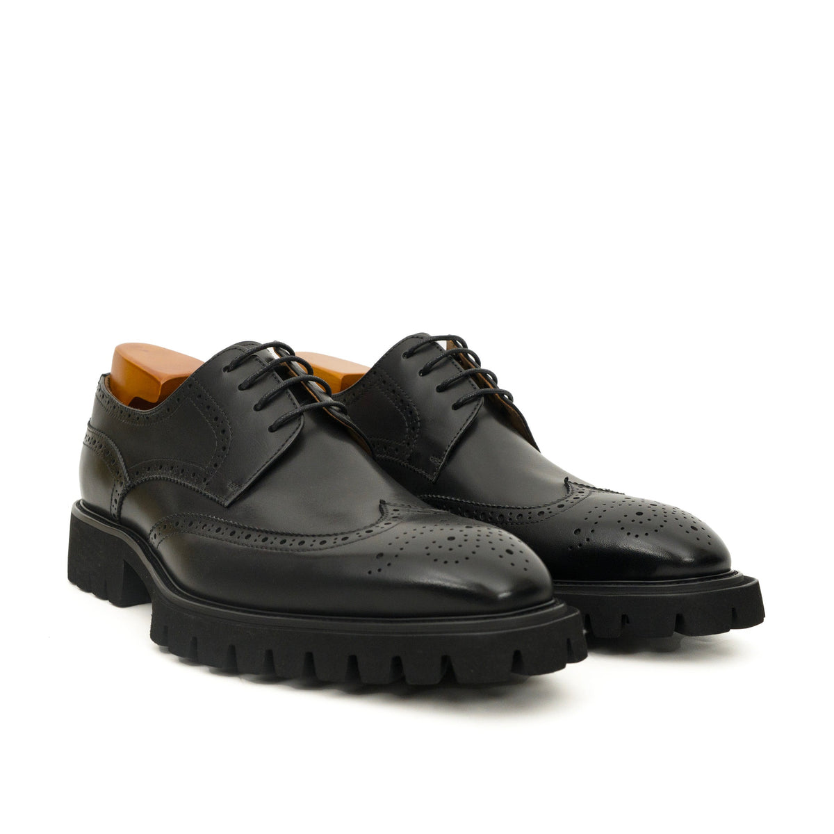 Black Glossy Lug-Sole Wingtip Derby Shoe with Toe Medallion DIVINCH