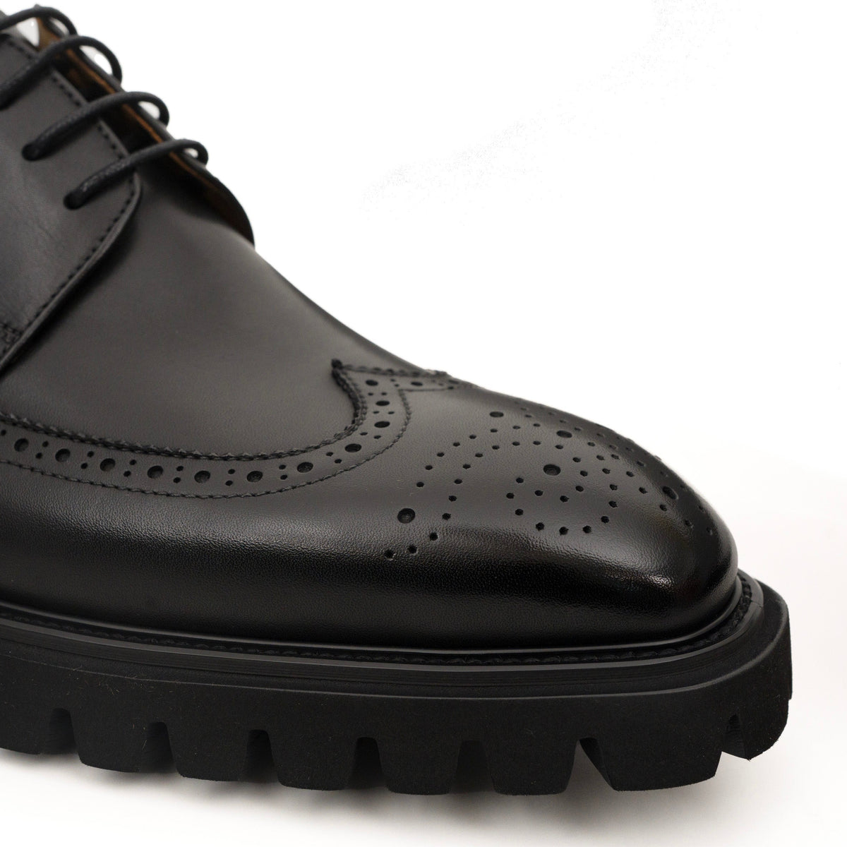 Black Glossy Lug-Sole Wingtip Derby Shoe with Toe Medallion DIVINCH