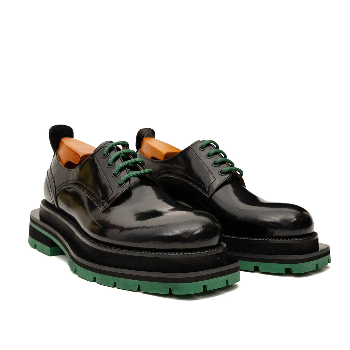 DIVINCH 8222KB-L black derby shoes pair front three-quarter view with green laces