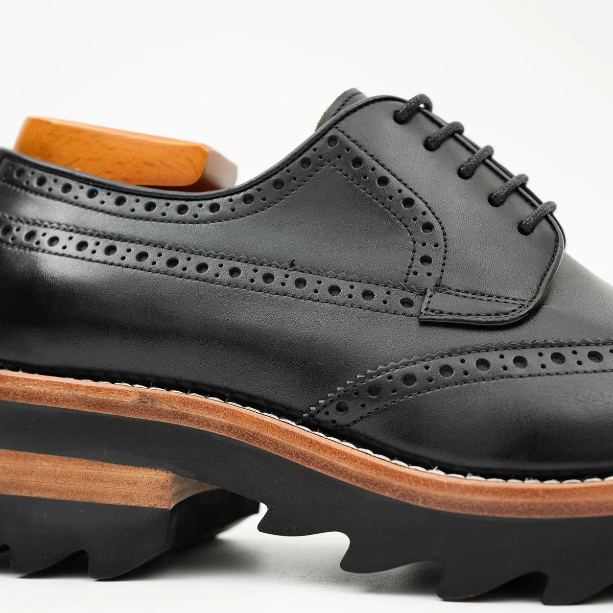 Calfskin Brogue Derby Shoes with Unique Leather Black Divinch
