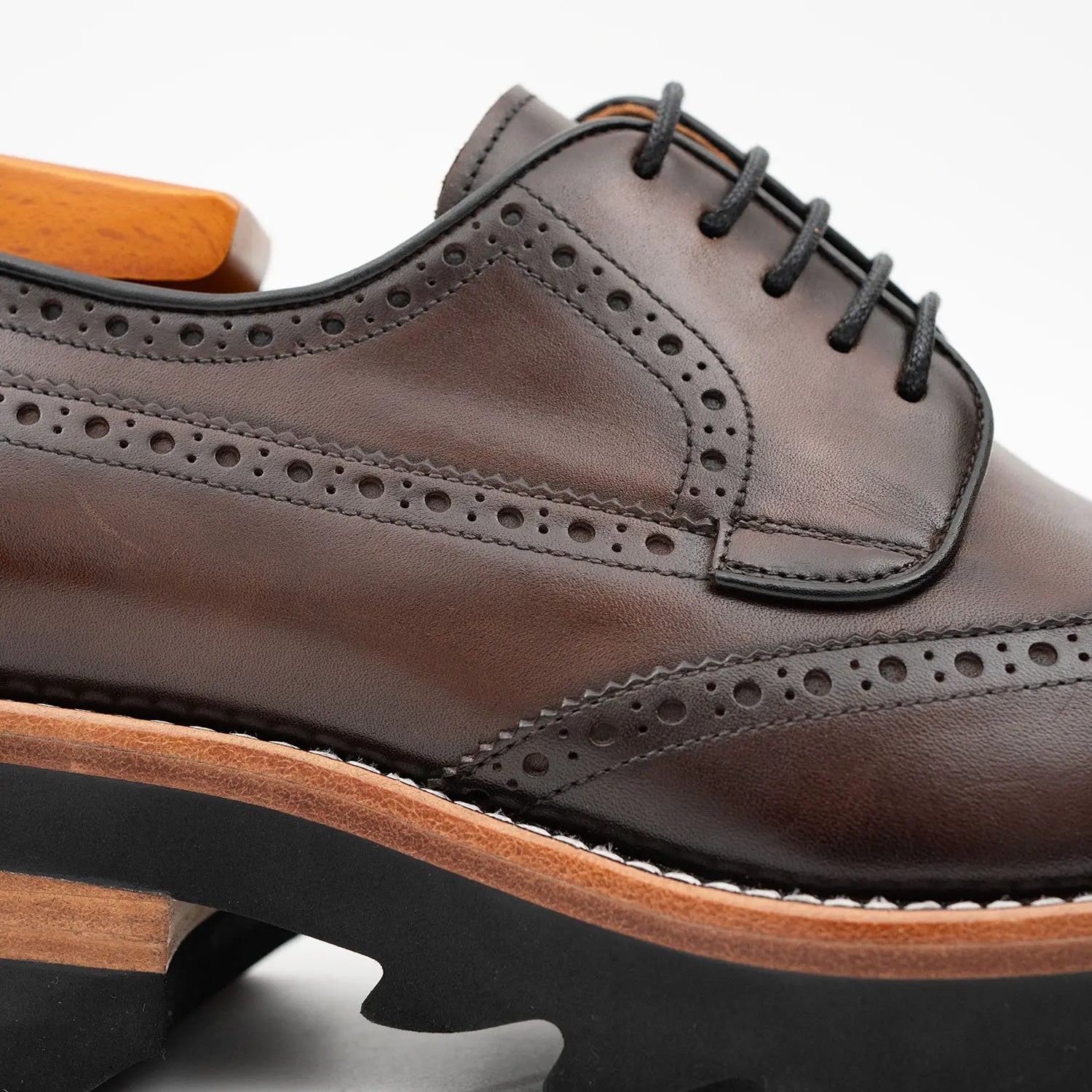 Calfskin Brogue Derby Shoes with Unique Leather Brown Divinch