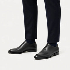Black plain-toe cow leather Oxford shoes on foot | DIVINCH C6029
