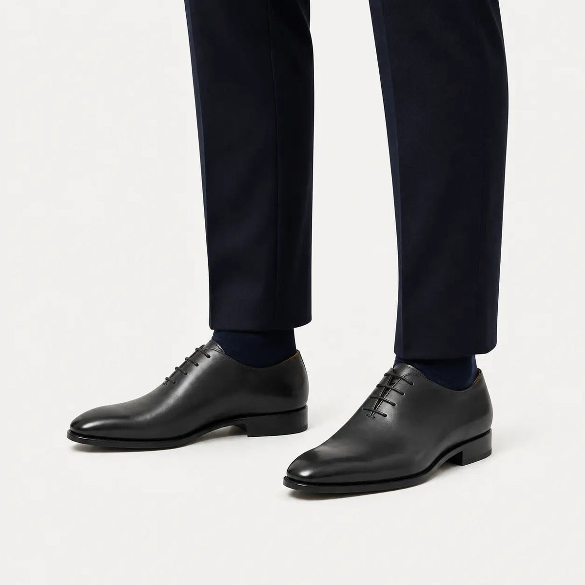 Black plain-toe cow leather Oxford shoes on foot | DIVINCH C6029